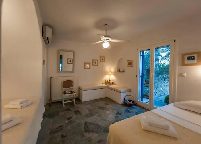 Pure White Seven-bedroom - 4,736 Sq Ft Or 440sqm - Sleeps Up To 16