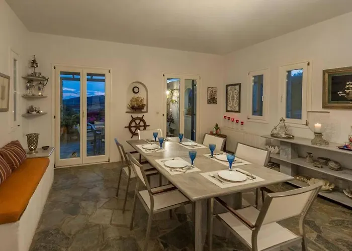 Pure White Seven-bedroom - 4,736 Sq Ft Or 440sqm - Sleeps Up To 16 *