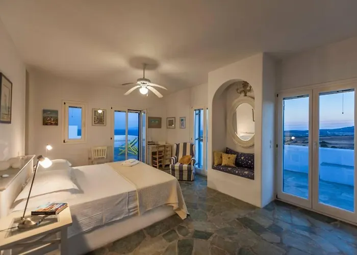 Pure White Seven-bedroom - 4,736 Sq Ft Or 440sqm - Sleeps Up To 16 *