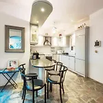 Villa Pure White Seven-bedroom - 4,736 Sq Ft Or 440sqm - Sleeps Up To 16 *
