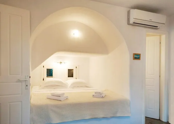 Pure White Seven-bedroom - 4,736 Sq Ft Or 440sqm - Sleeps Up To 16 *